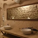 Helike Cave ホテル ウチヒサール