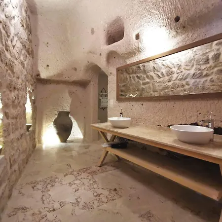 Helike Cave 3* 우치사르